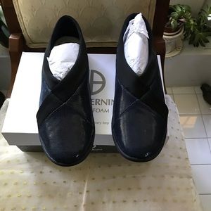 Women’s navy shoe